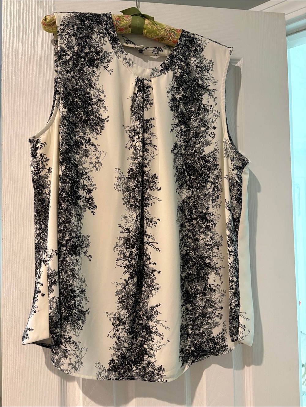 Sleeveless Black & White Printed Shell Top